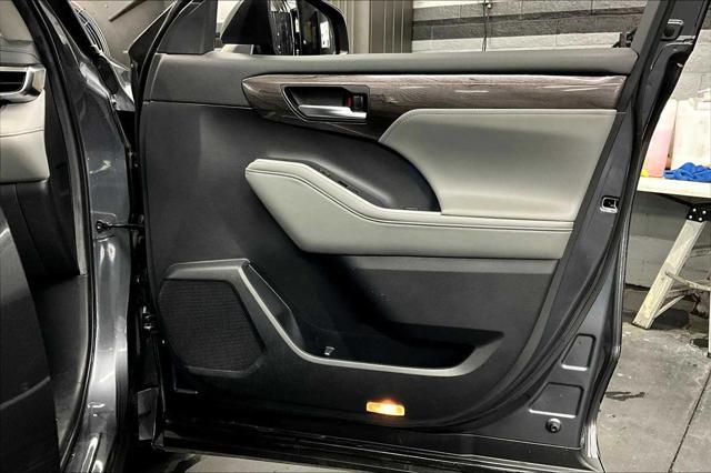 used 2020 Toyota Highlander Hybrid car, priced at $34,875