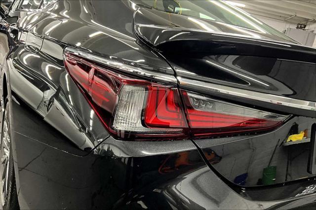 new 2025 Lexus ES 300h car, priced at $56,134