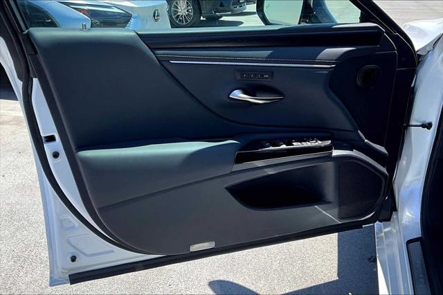 new 2025 Lexus ES 300h car, priced at $47,853