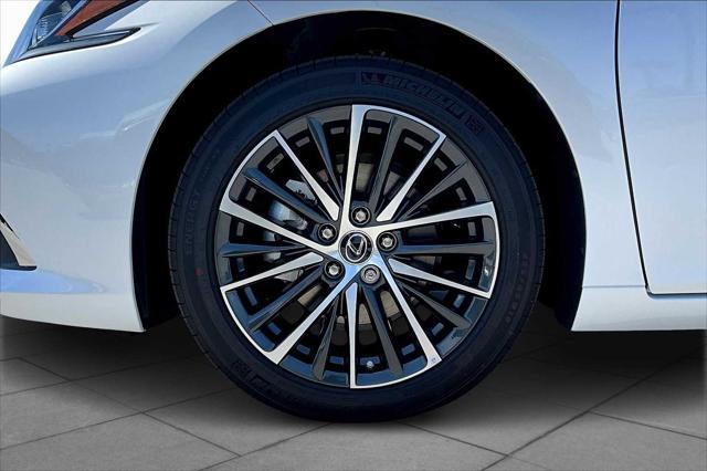 new 2025 Lexus ES 300h car, priced at $47,853