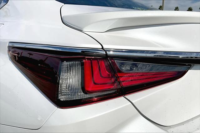 new 2025 Lexus ES 300h car, priced at $53,268