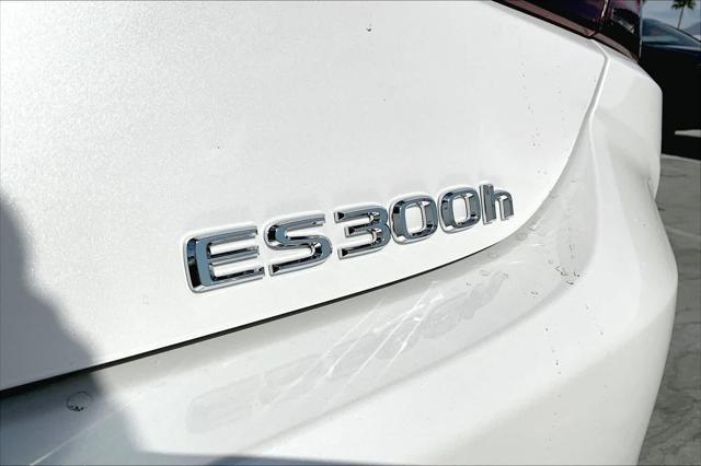 new 2025 Lexus ES 300h car, priced at $53,268