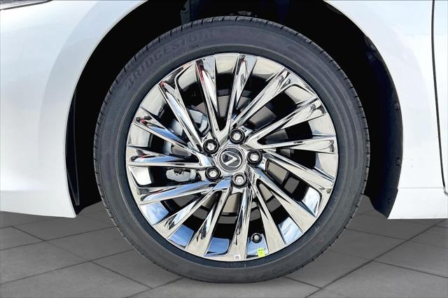 new 2025 Lexus ES 300h car, priced at $53,268