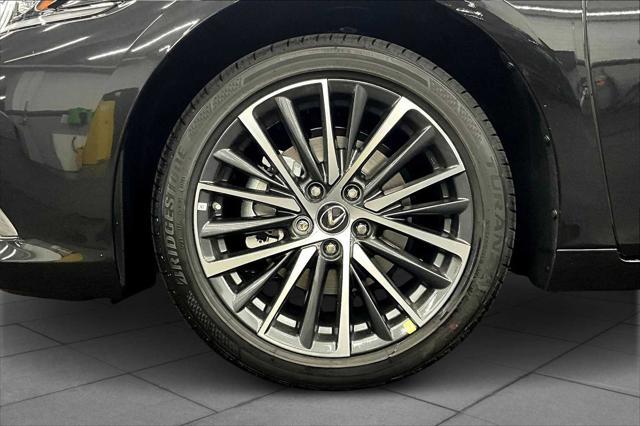 new 2025 Lexus ES 300h car, priced at $48,914