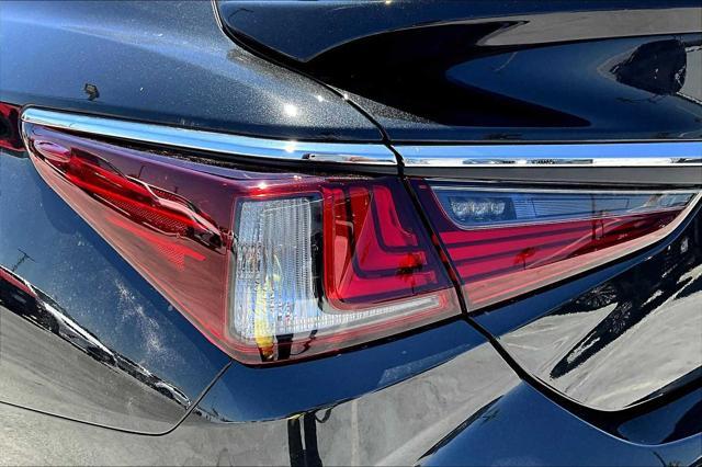 new 2025 Lexus ES 300h car, priced at $48,394