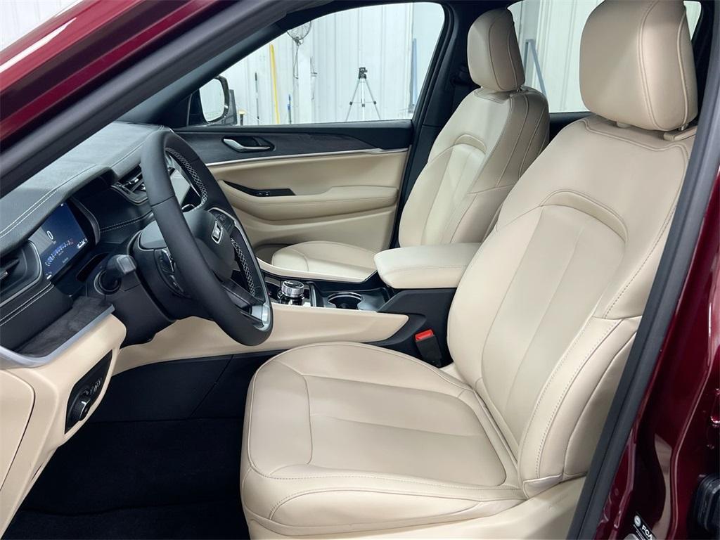 new 2025 Jeep Grand Cherokee car, priced at $45,638