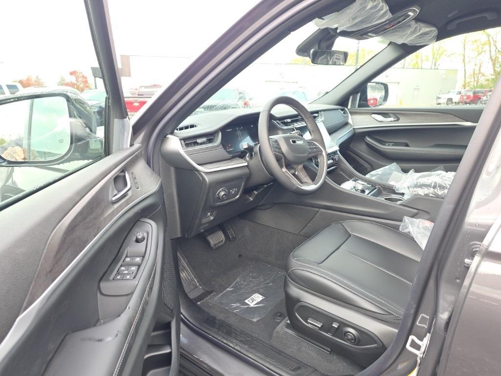 new 2025 Jeep Grand Cherokee car, priced at $38,482