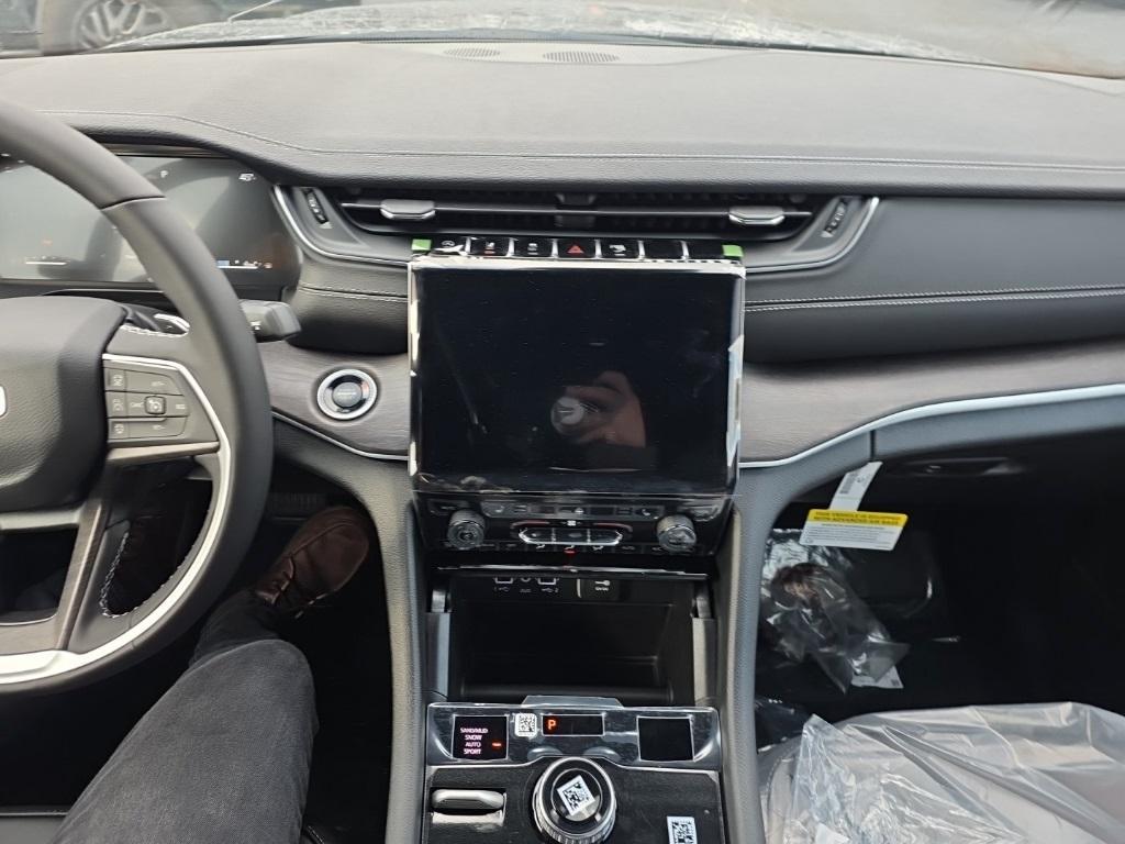 new 2025 Jeep Grand Cherokee car, priced at $38,482