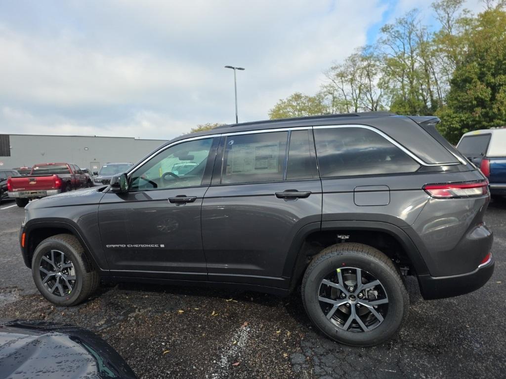 new 2025 Jeep Grand Cherokee car, priced at $38,482