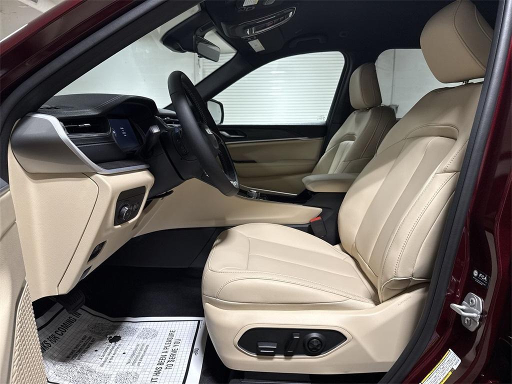 new 2025 Jeep Grand Cherokee car, priced at $40,892