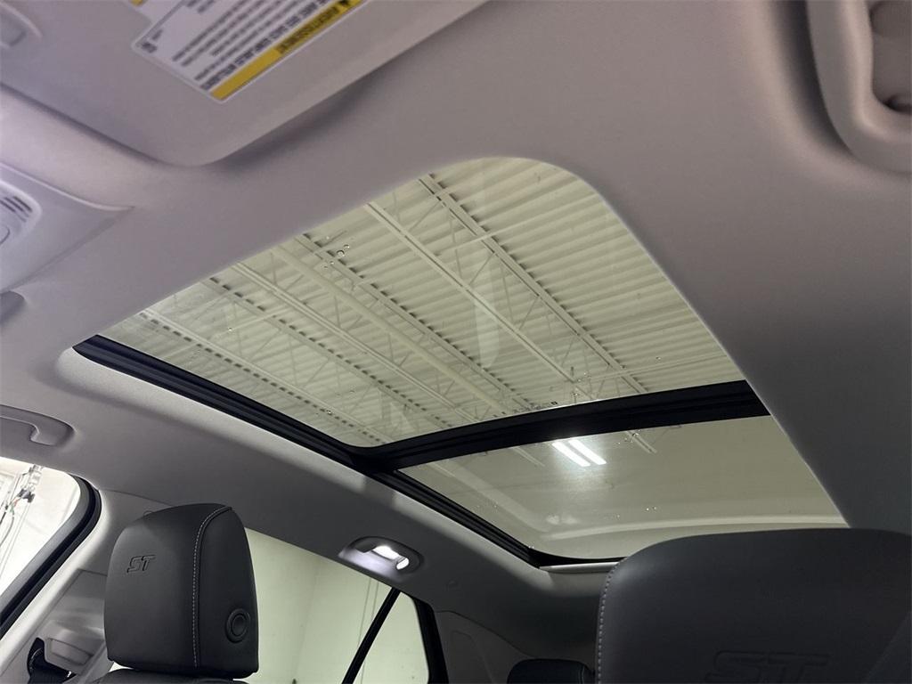 new 2025 Buick Envision car, priced at $40,982