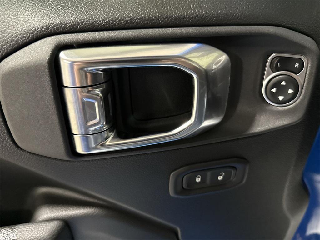 new 2025 Jeep Wrangler car, priced at $48,572