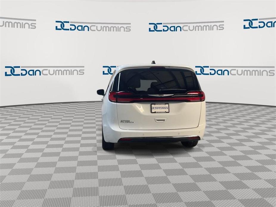 new 2024 Chrysler Pacifica car, priced at $44,237