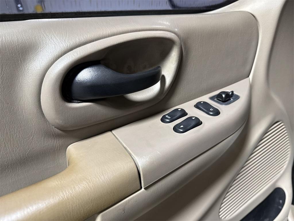 used 2001 Ford F-150 car, priced at $3,900