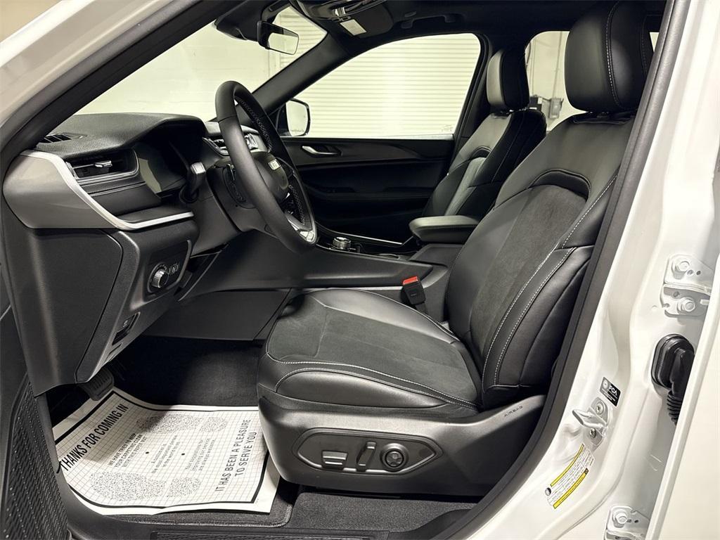 new 2025 Jeep Grand Cherokee car, priced at $37,988