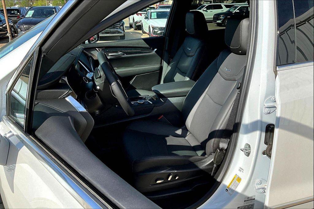 new 2025 Cadillac XT5 car, priced at $57,415