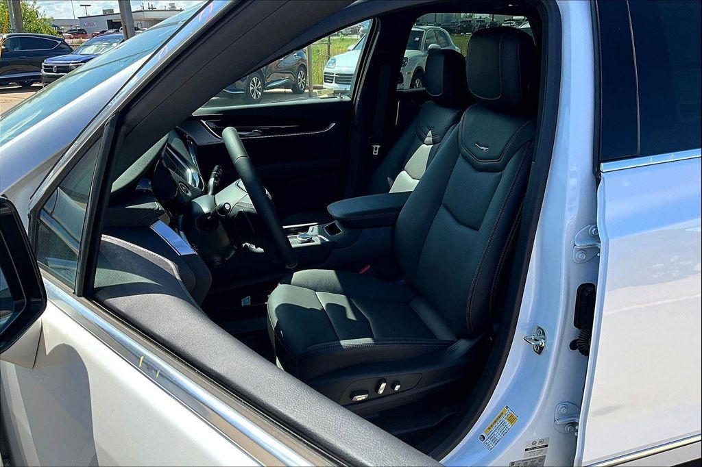 new 2025 Cadillac XT5 car, priced at $57,690