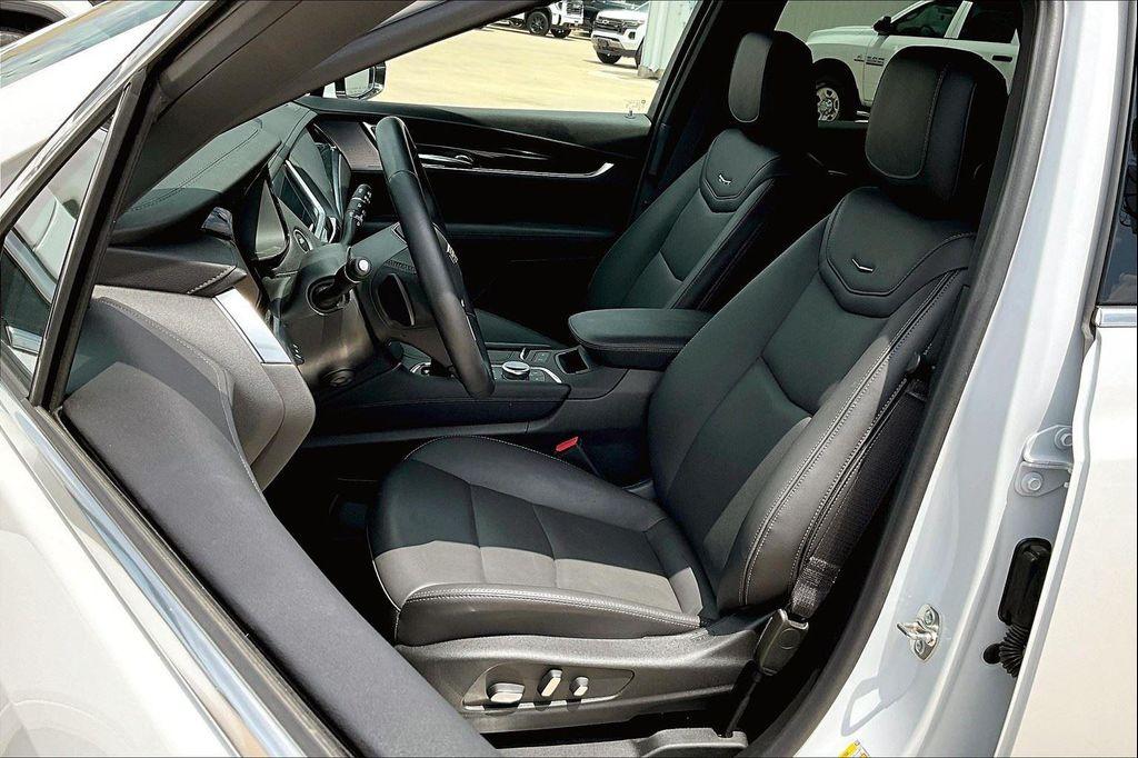 new 2025 Cadillac XT5 car, priced at $59,690