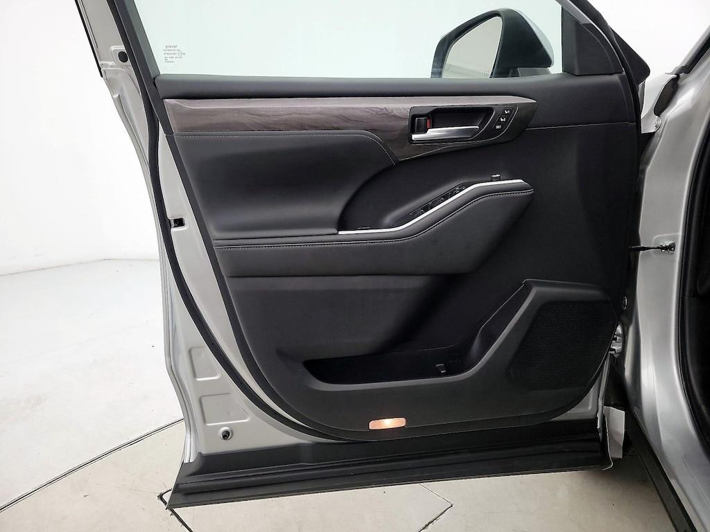 used 2022 Toyota Highlander Hybrid car, priced at $41,998