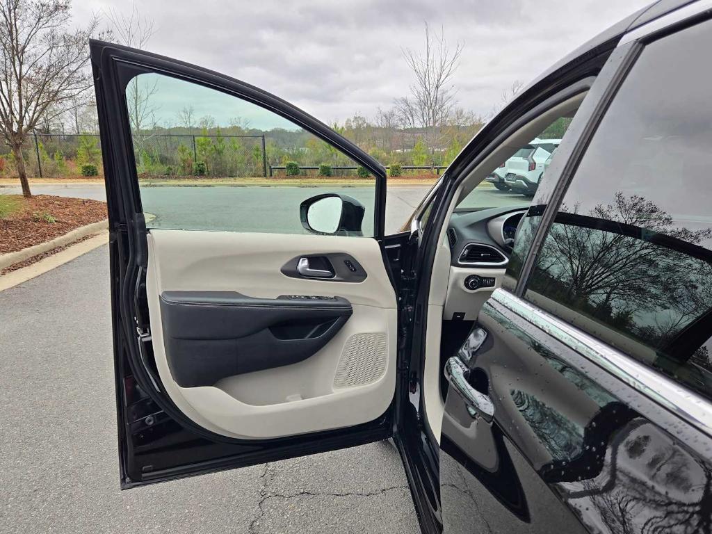 used 2024 Chrysler Pacifica car, priced at $28,729