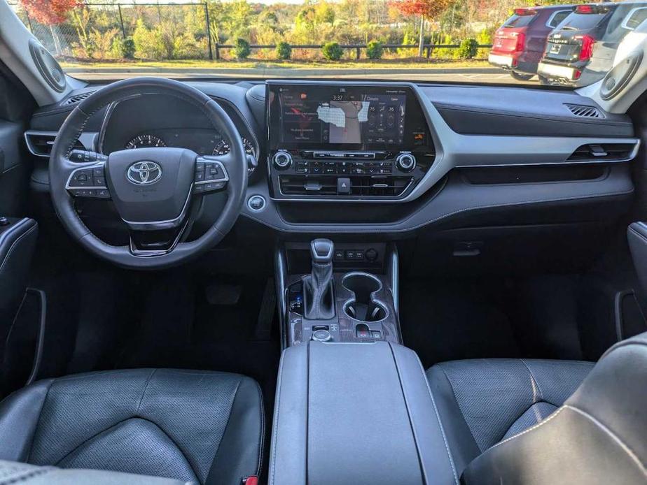 used 2021 Toyota Highlander car, priced at $35,304