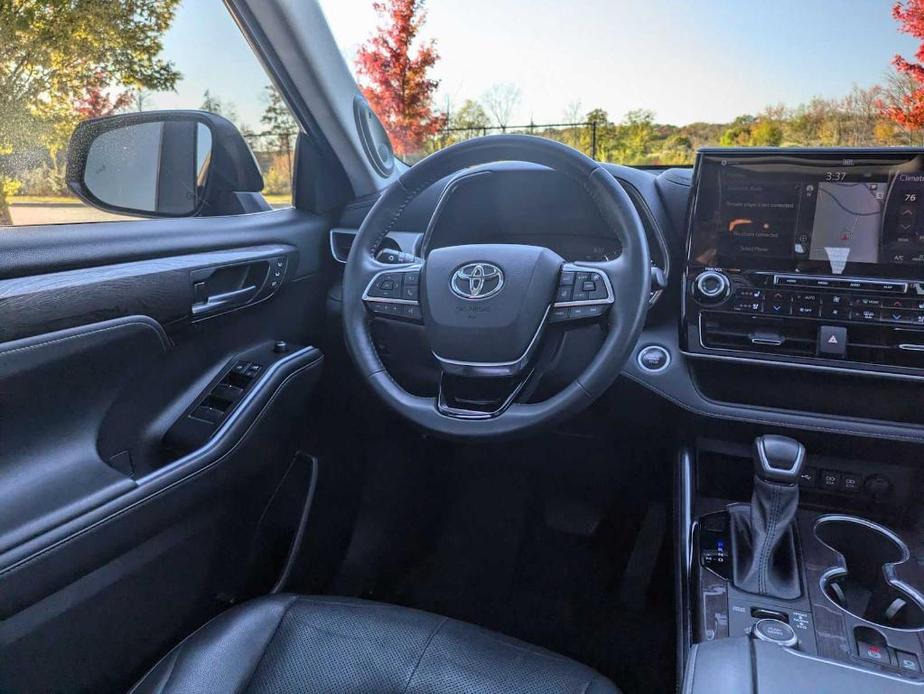 used 2021 Toyota Highlander car, priced at $35,304