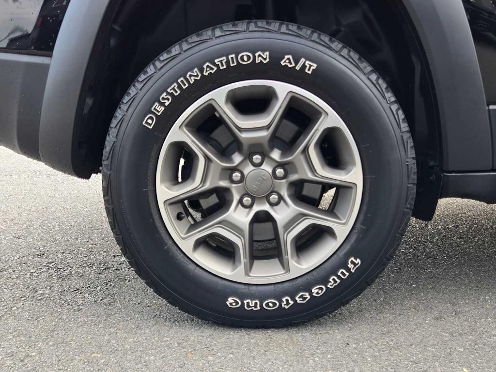 used 2020 Jeep Cherokee car, priced at $22,124