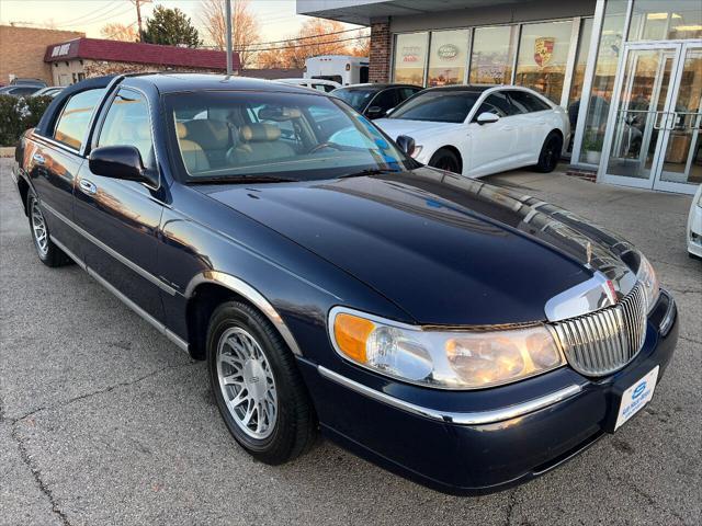 used 2002 Lincoln Town Car car, priced at $5,350