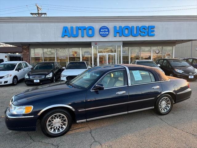 used 2002 Lincoln Town Car car, priced at $5,490
