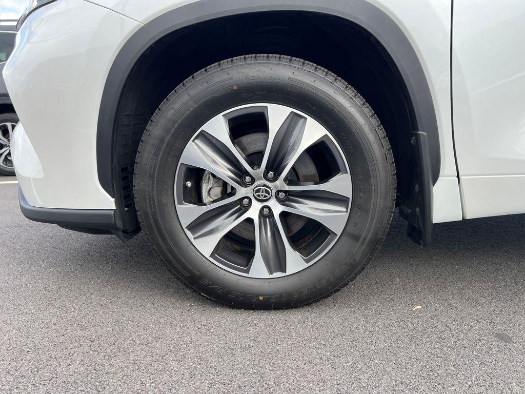 used 2023 Toyota Highlander car, priced at $34,888