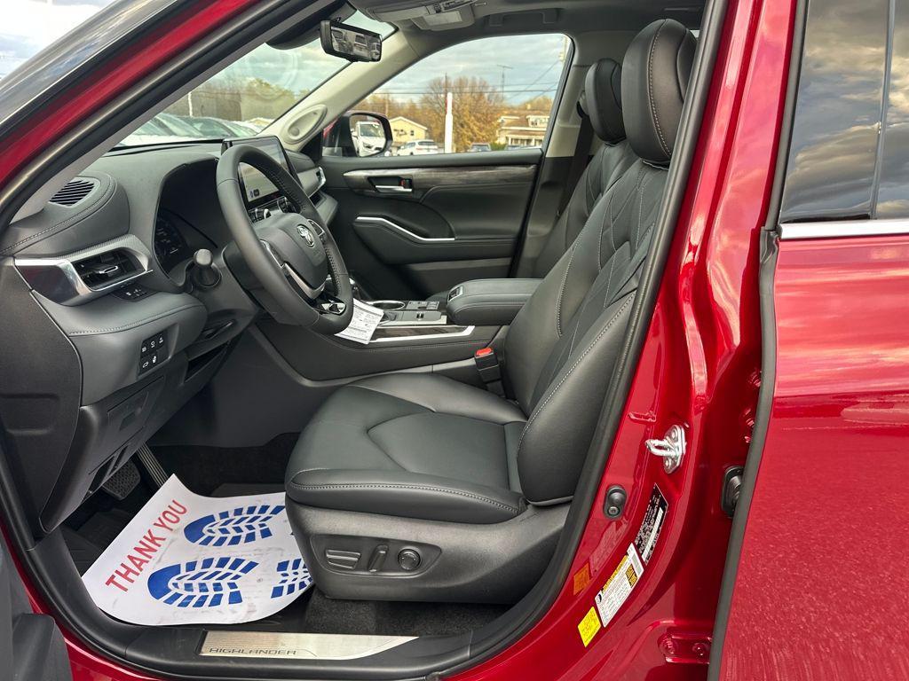 new 2026 Toyota Highlander Hybrid car, priced at $57,212