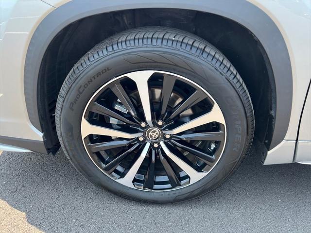 used 2021 Toyota Highlander car, priced at $32,288
