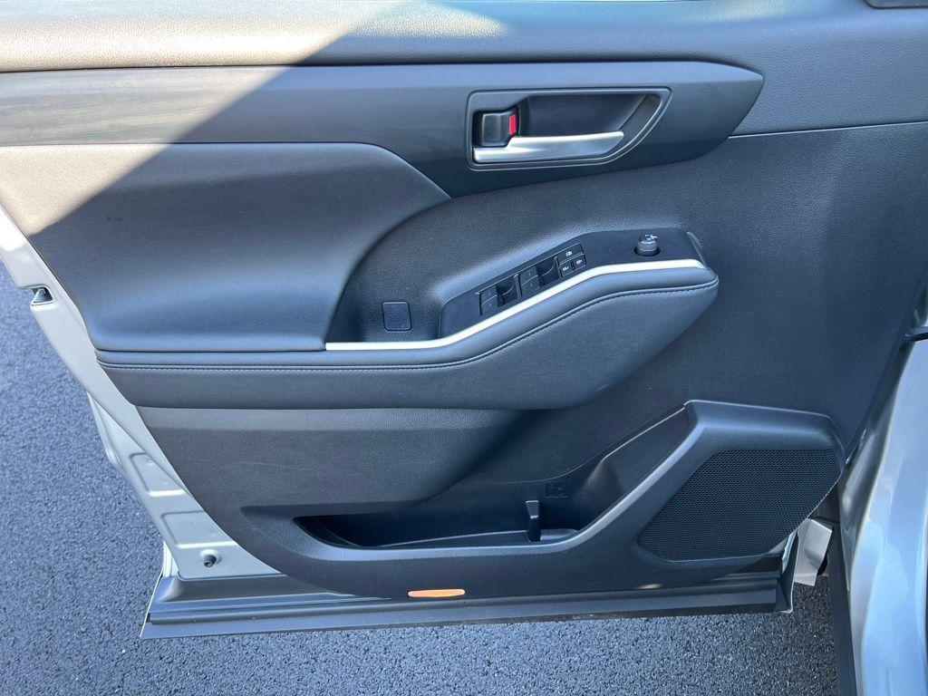 used 2024 Toyota Highlander car, priced at $38,888