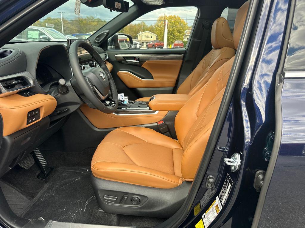 new 2025 Toyota Highlander Hybrid car, priced at $55,167