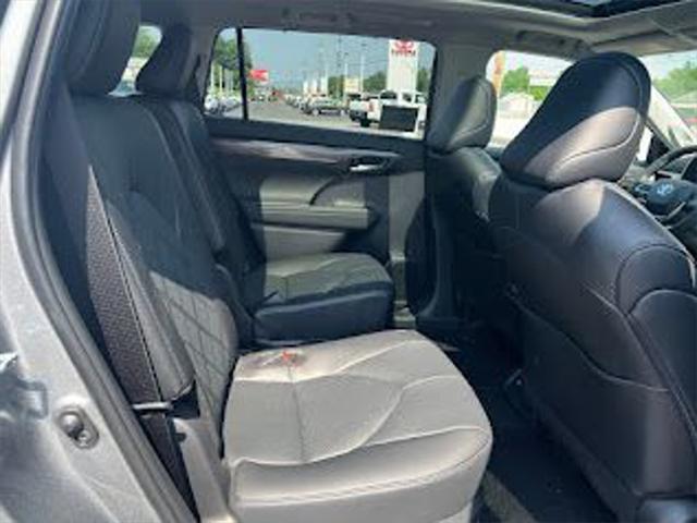 new 2025 Toyota Highlander Hybrid car, priced at $57,826