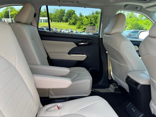 new 2025 Toyota Highlander car, priced at $47,562