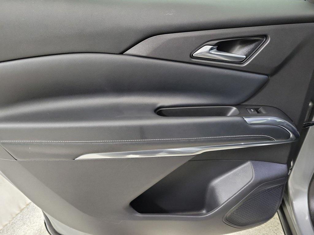 used 2025 Chevrolet Traverse car, priced at $37,699