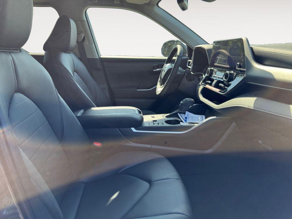 new 2025 Toyota Highlander Hybrid car, priced at $50,517