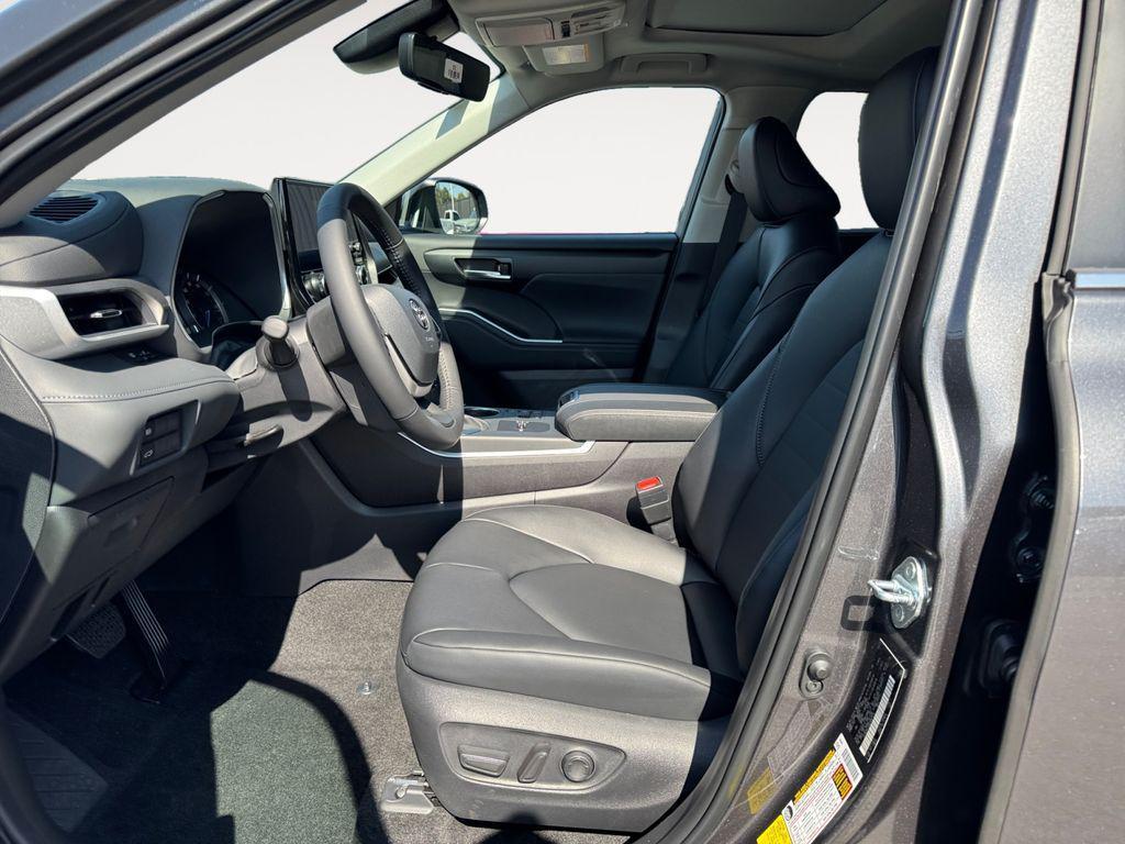 new 2025 Toyota Highlander Hybrid car, priced at $50,517