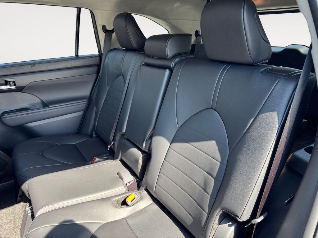 new 2025 Toyota Highlander Hybrid car, priced at $50,517