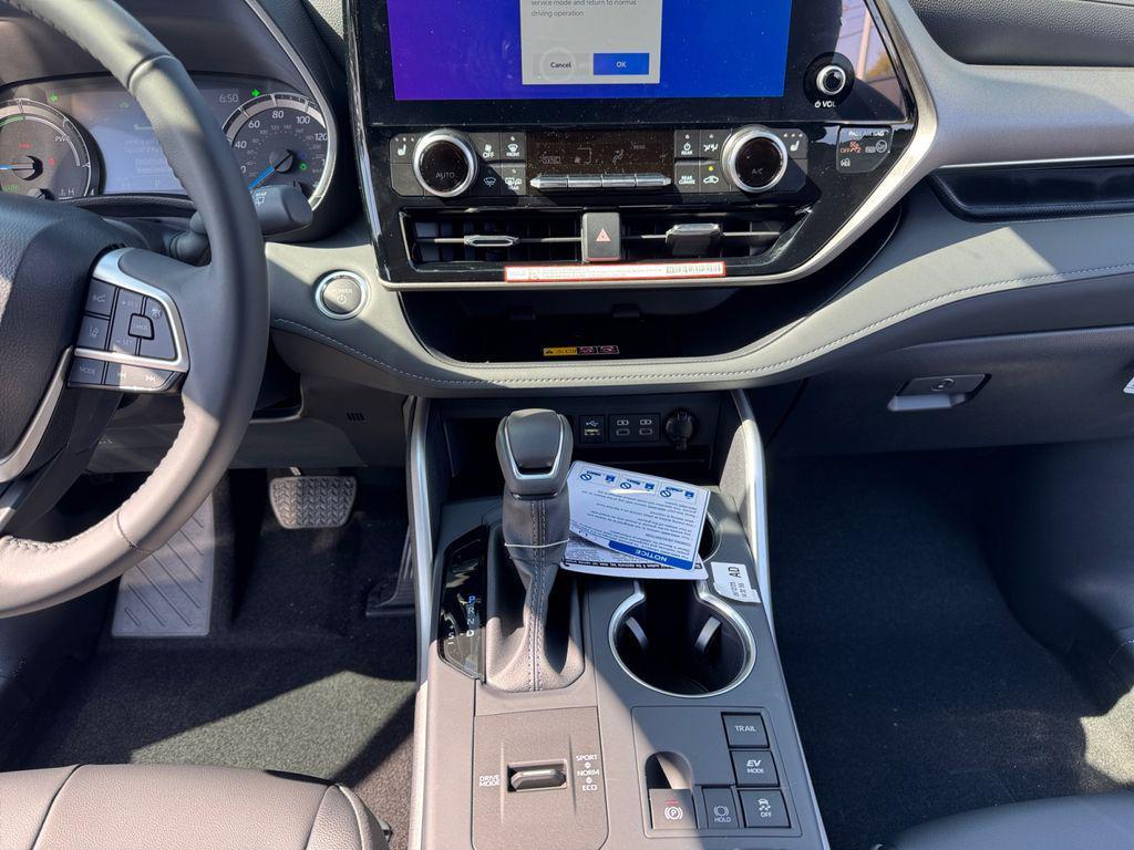 new 2025 Toyota Highlander Hybrid car, priced at $50,517