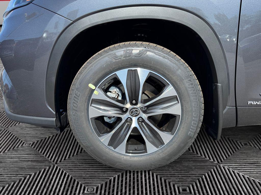 new 2025 Toyota Highlander Hybrid car, priced at $50,517