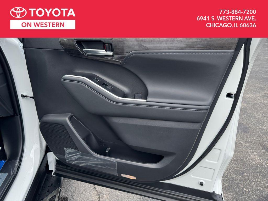 new 2025 Toyota Highlander car, priced at $54,746
