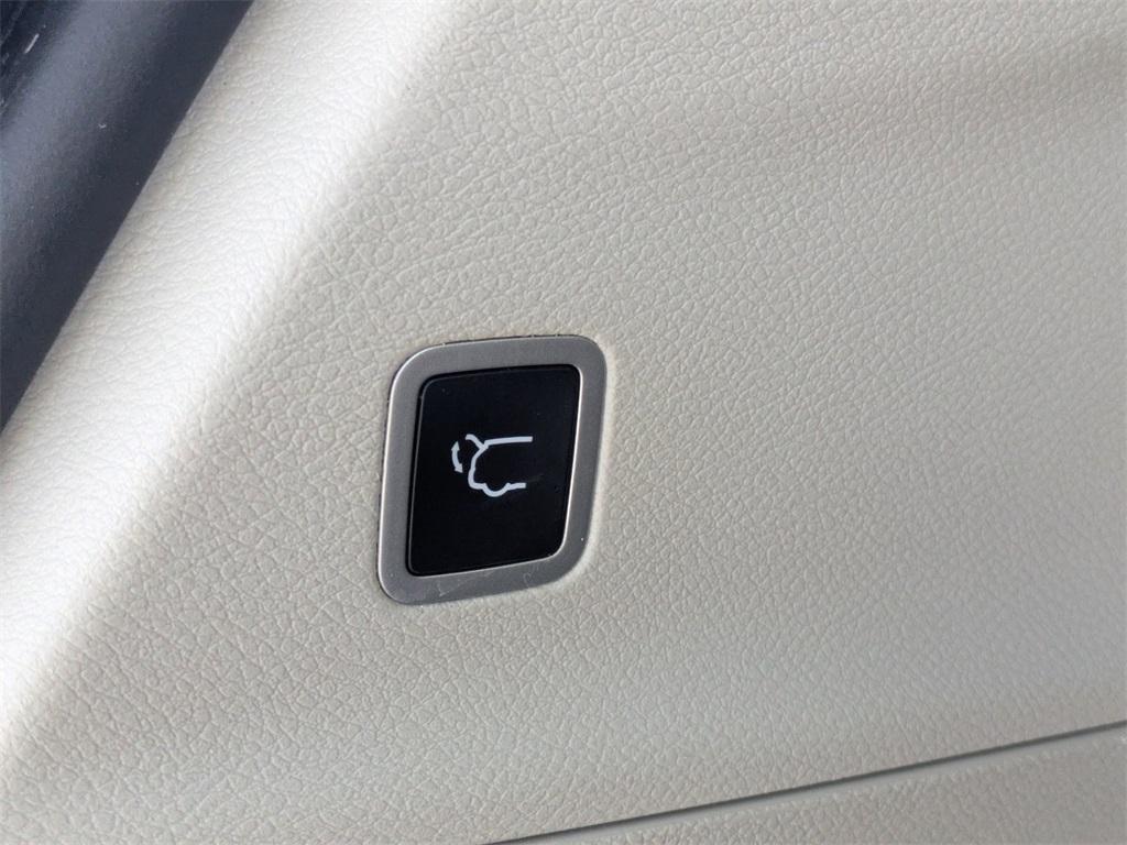 used 2022 Chrysler Pacifica car, priced at $25,627