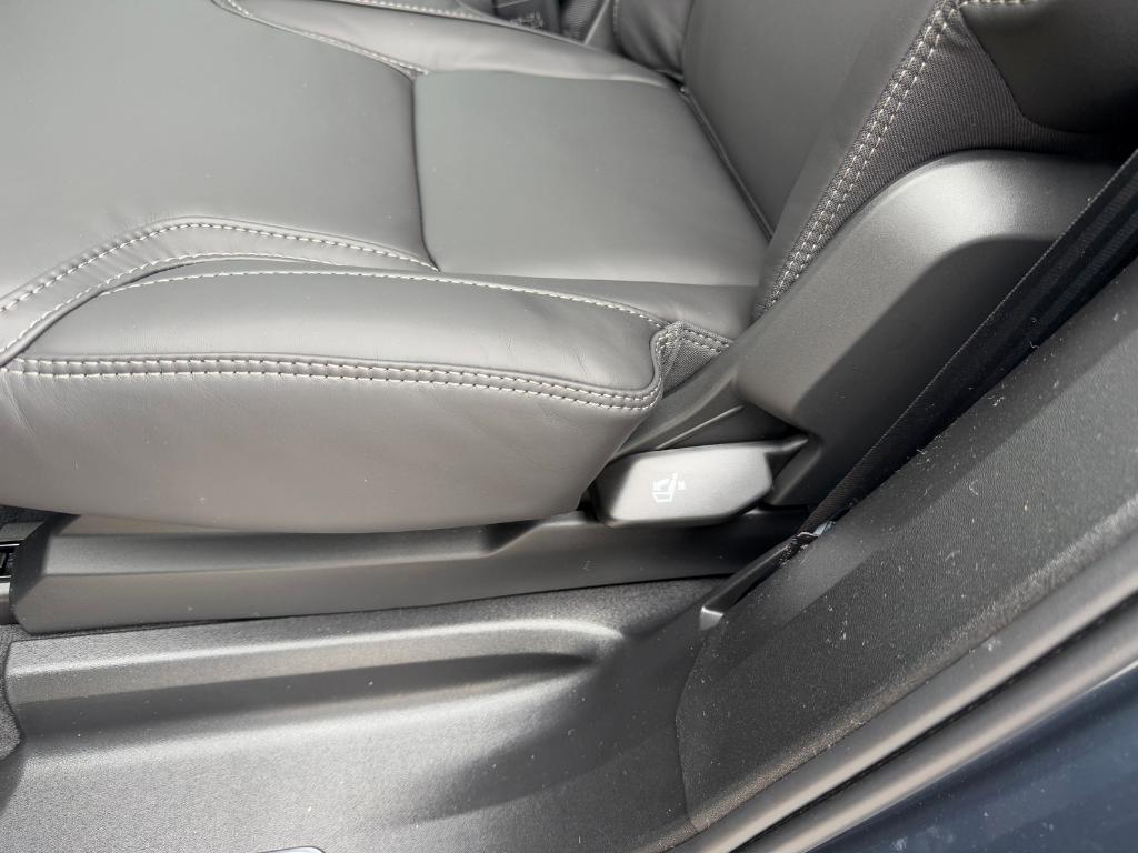 new 2025 Volvo XC90 Plug-In Hybrid car
