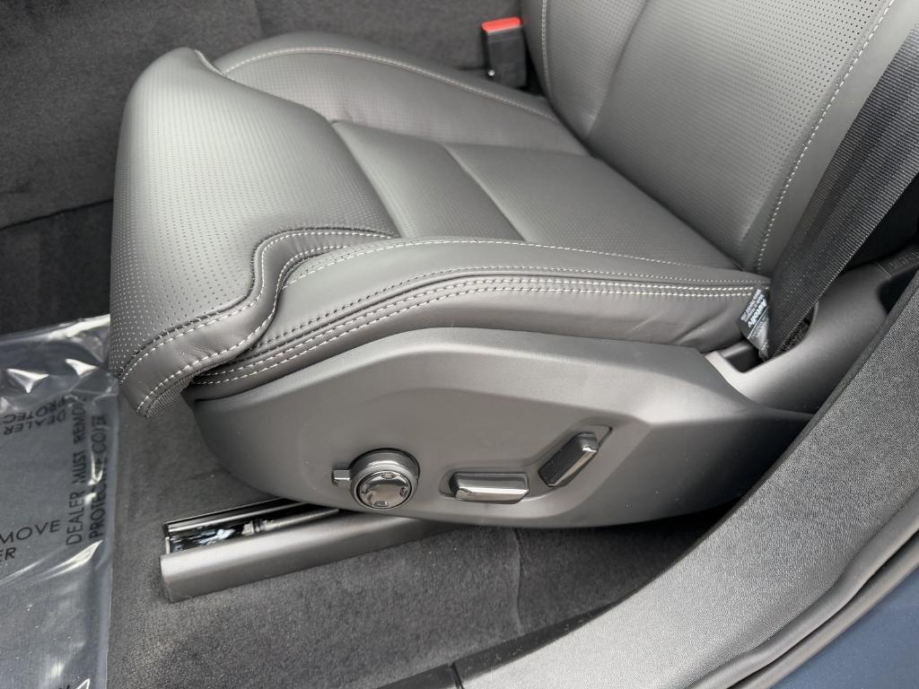 new 2025 Volvo XC90 Plug-In Hybrid car