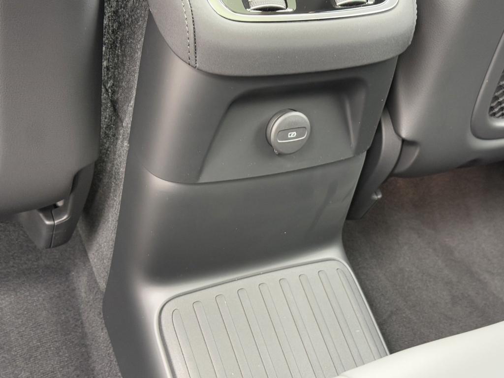 new 2025 Volvo XC90 Plug-In Hybrid car