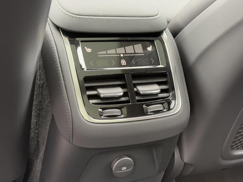 new 2025 Volvo XC90 Plug-In Hybrid car