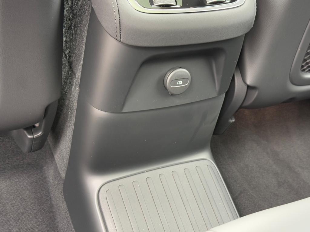 new 2025 Volvo XC90 Plug-In Hybrid car