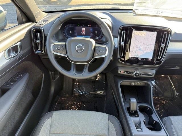 new 2025 Volvo XC40 car